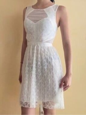 Women’s Guess White Lace Mesh Side Cocktail Dress Sz 4